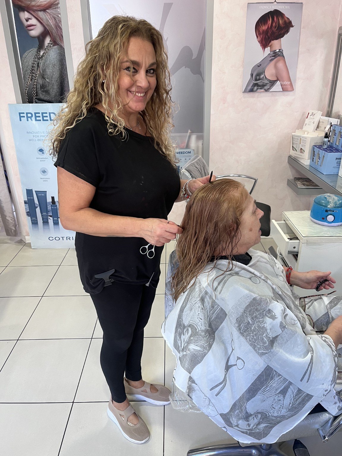 Irene Carlini al lavoro nel suo salone