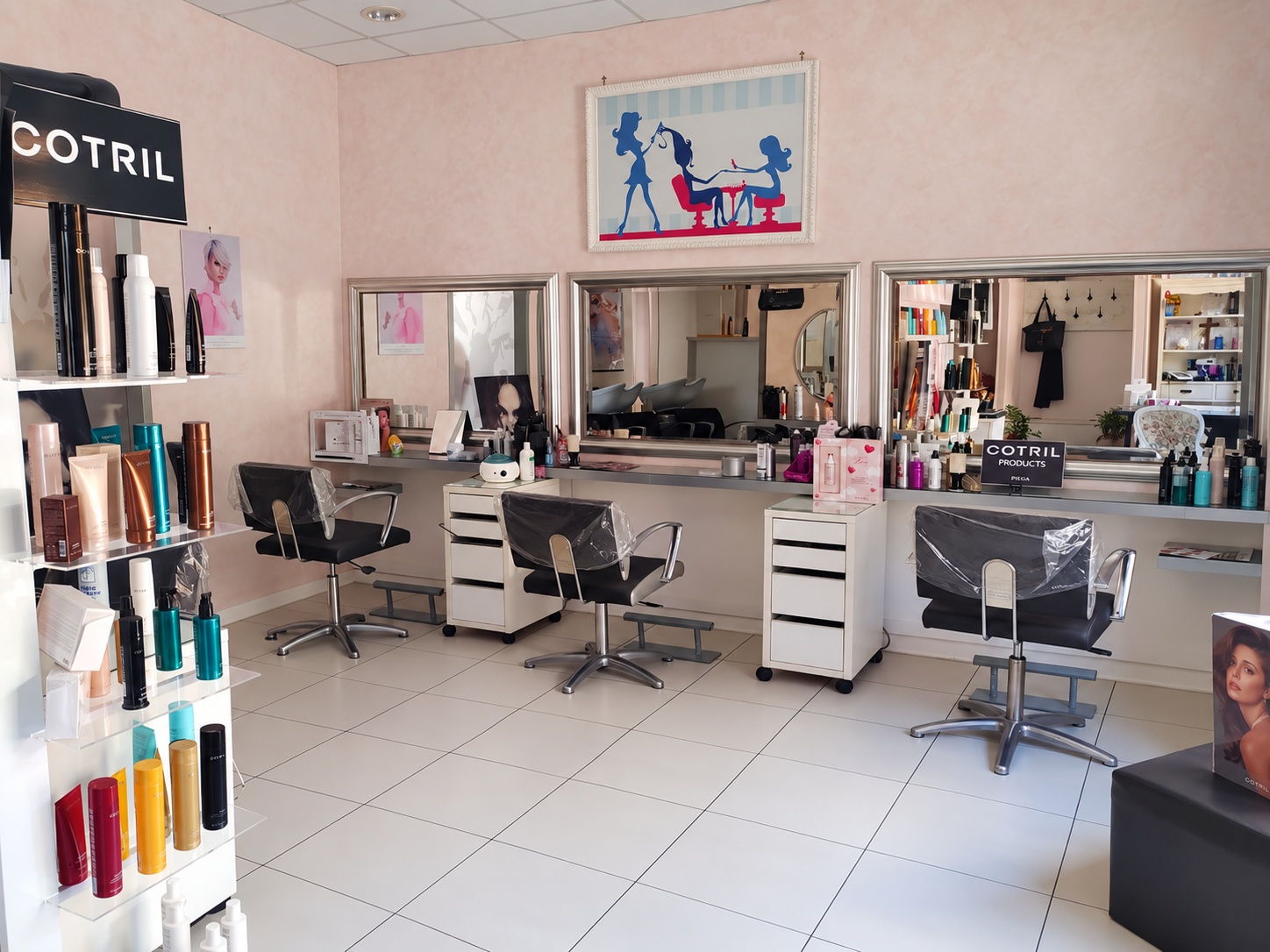 Postazioni con specchi e prodotti professionali