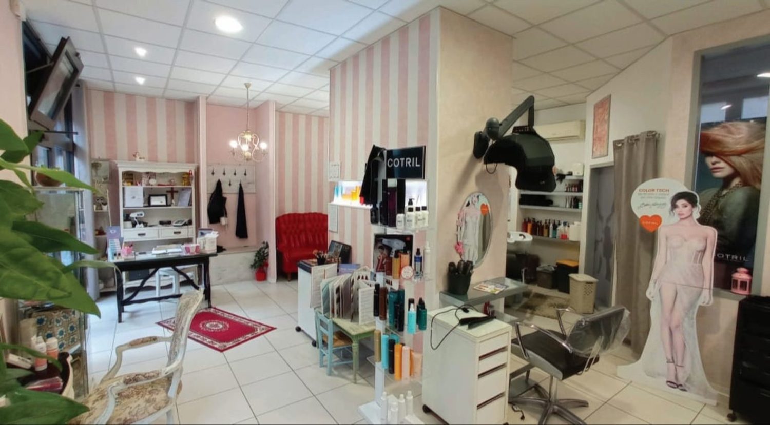 Ambienti del salone con dettagli rosa